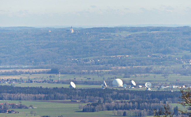 Im Vordergrund Raisting und ganz hinten das Kloster Andechs