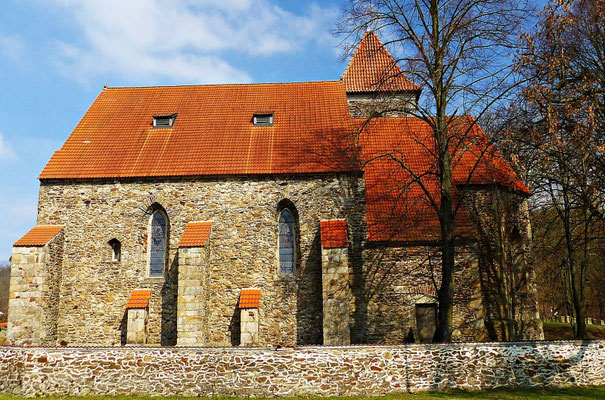 Schöne alte Kirche beim Friedhof