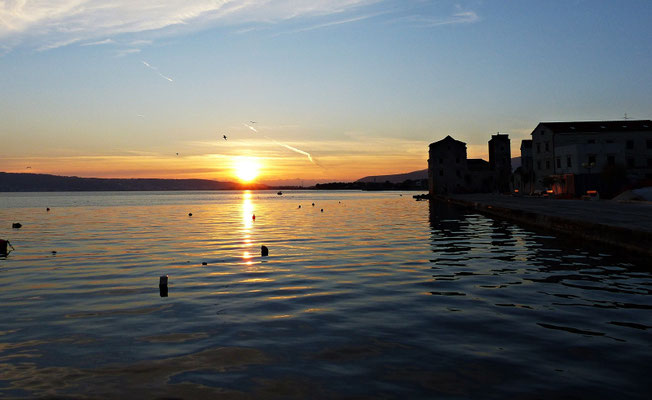 Ein Sonnenuntergang im Dezember in Kastel Stafilic