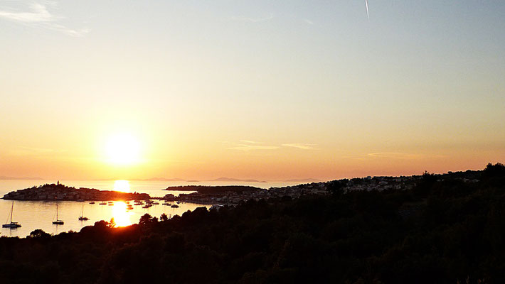 Blaue Stunde und ein Sonnenuntergang bei Primosten