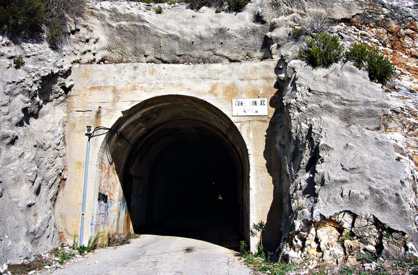 Die Einfahrt des Dingac Tunnels