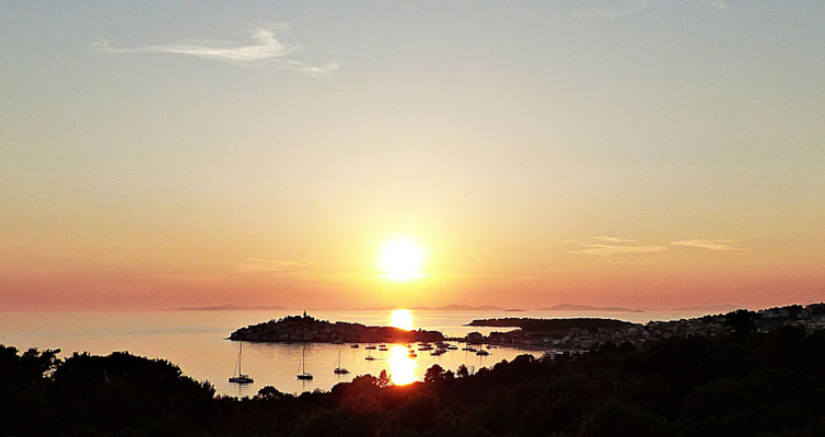 Blaue Stunde und ein Sonnenuntergang bei Primosten