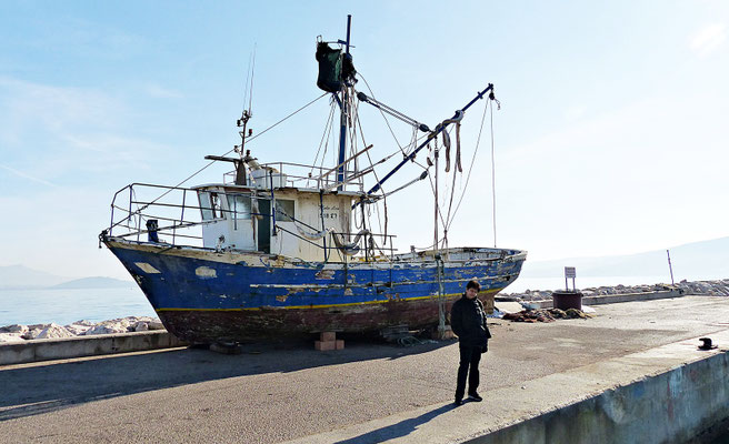 Mein Engel vor dem alten Fischerboot
