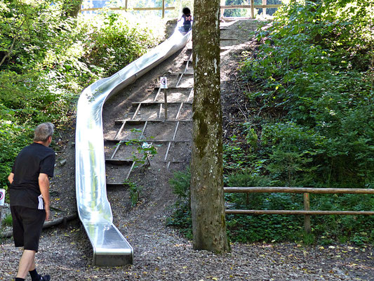 Die große Rutsche beim Eingang zum Lehrpfad