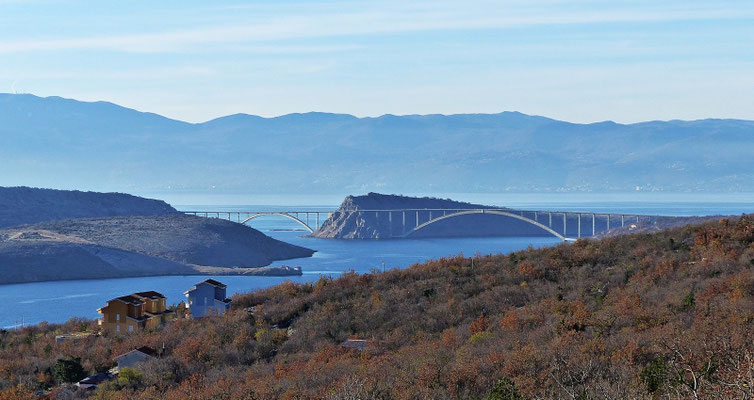 Blick auf die Brücke von Krk