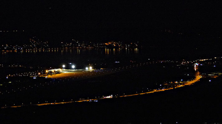 Der Flughafen bei Nacht