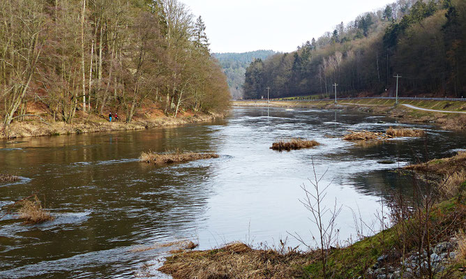 Der Fluss Regen im Frühjahr und Herbst