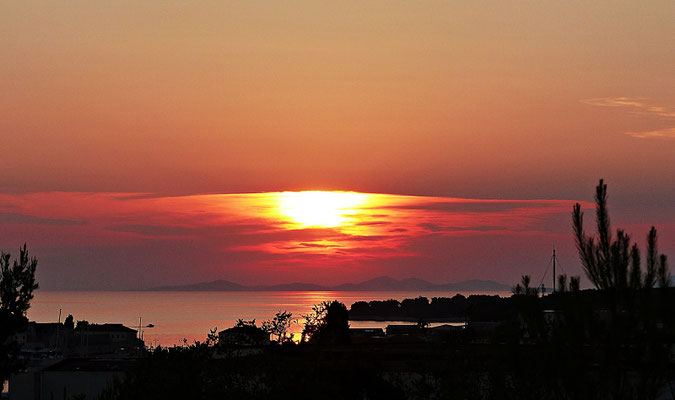 Blaue Stunde und ein Sonnenuntergang bei Primosten