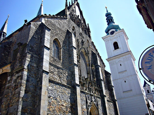 Stadtpfarrkirche Mariä Geburt und weißer Turm