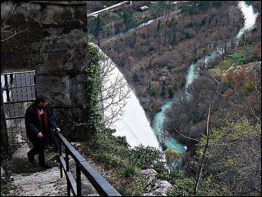 Hier stehe ich beim Wasserfall