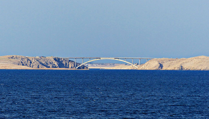 Blick auf die Brücke von Pag