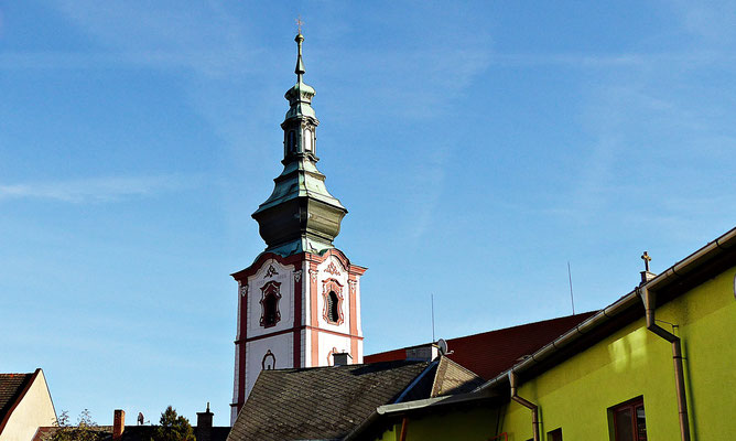 Blick auf den alten Kirchturm