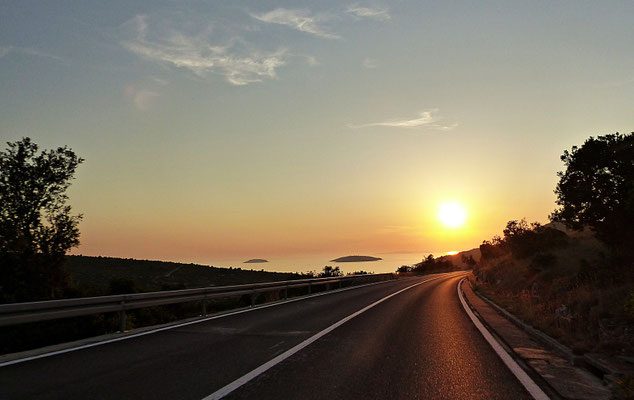 Blaue Stunde und ein Sonnenuntergang bei Primosten