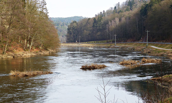Der Fluss Regen im Frühjahr und Herbst