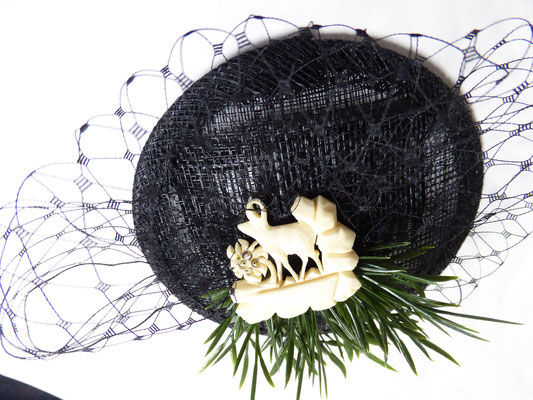 Fascinator with vintage "plastic" brooch of chamois deer and pine green, black tulle on a black sinamay base with comb. €120