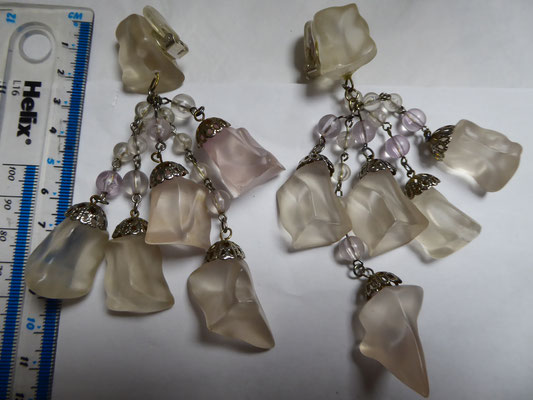 Long plastic chandelier clip earrings, USA. 13 cm long. Clear verging on slightly rose pink.  Silvertone metal. €89