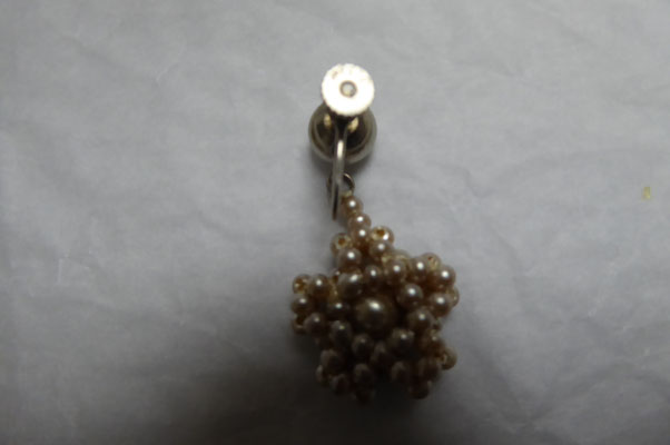 Lovely old pearl screwback earrings, European, 30's. Very intricate beading, 2 pairs. Length: 4 cm. Each pair €85