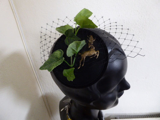 Fascinator, Sinamay, Efeu und goldenen Hirsch.. €29 