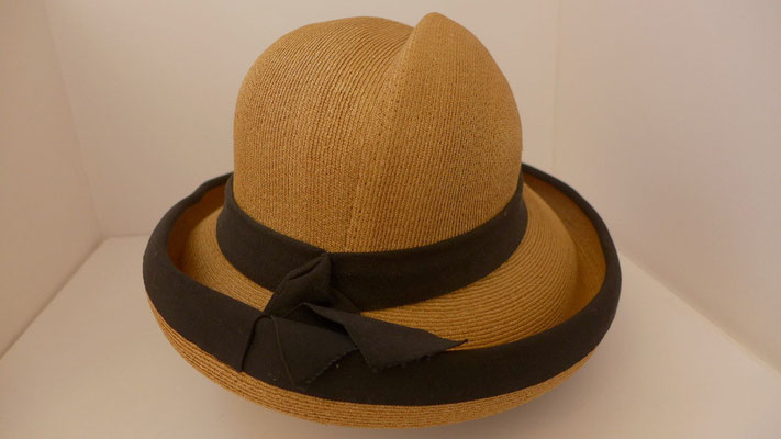 SOLD !!!Schiaparelli straw hat, pristine condition, 22 inch circumference.