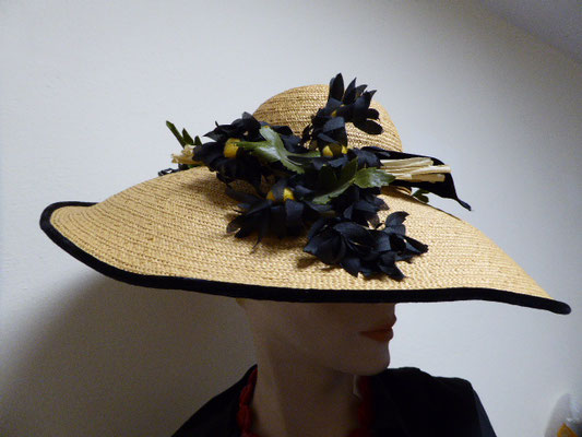 Authentic Florentine straw hat, probably 1920's, perfect condition. Wide brim, decorated with vintage black flower posies. € 460