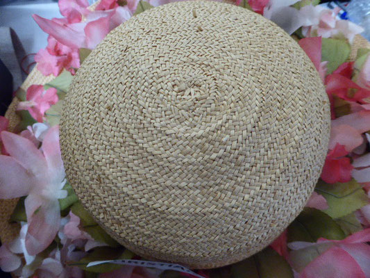 CHRISTIAN DIOR - Florentiner hat, beautiful braided straw, wide brim, covered with silk sweetpeas....Beautiful condition, see photos. €890