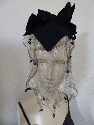 Forties black felt percher with a very long veil. Some damage to the netting, but not too noticeable. €120