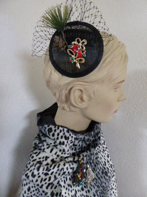 Fascinator, Sinamay mit Tanne und vintage Brosche... €39 