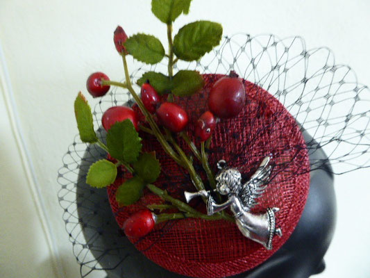 Fascinator, Sinamay, Hagebutten mit Engel... €29 