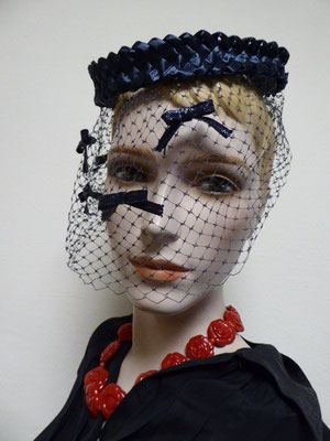 Fifties blue cellophane ring hat with a blue veil dotted with little blue bows.€49