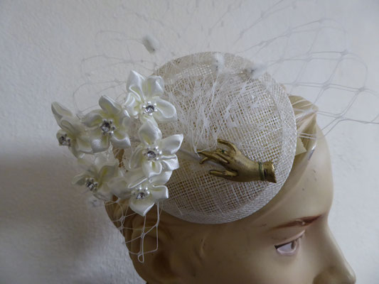 Sinamay base, white netting and flowers, vintage hand brooch in goldtone.....€69