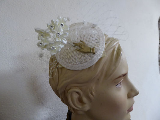 Sinamay base, white netting and flowers, vintage hand brooch in goldtone.....€69