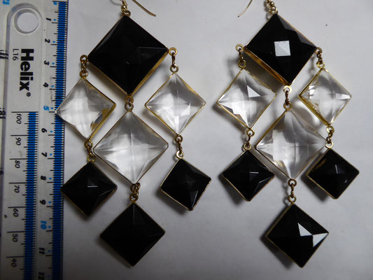 Chandelier 60's earrings for pierced ears. Plastic squares in black and clear, facetted, double-sided. Huge size: 13.5 cm long, the large squares are 2.5 x 2.5 cm. €85