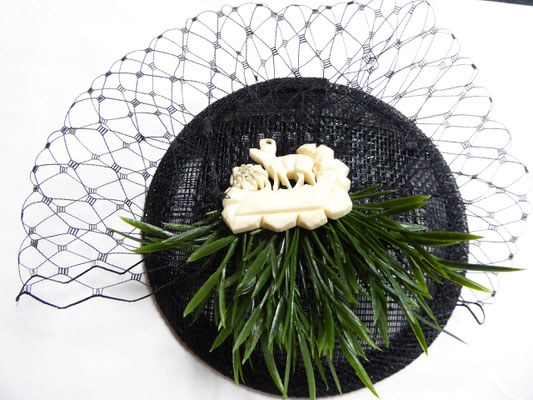 Fascinator with vintage "plastic" brooch of chamois deer and pine green, black tulle on a black sinamay base with comb. €120