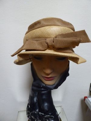 ELSA SCHIAPARELLI straw hat, two tone. €190