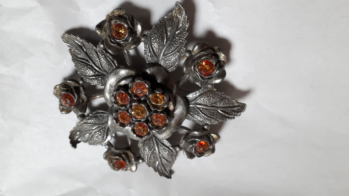 LN25 marking, Little Nemo, silvertone metal like pewter, set with gorgeous 2tone orange stones, very dimensional, the leaves are fabulous, €45