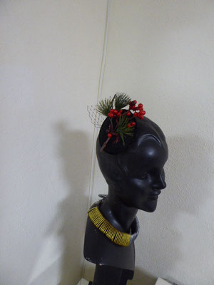 Fascinator, Sinamay, Tanne und Beeren.. €29 