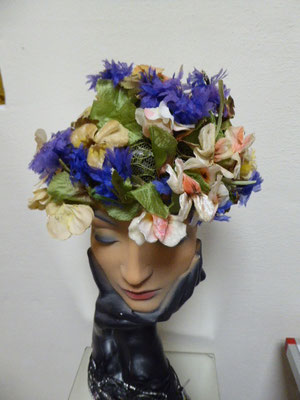 Elsa Schiaparelli floral hat, fifties. €260