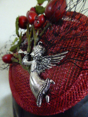 Fascinator, Sinamay, Hagebutten mit Engel...€29 