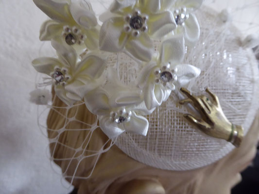 Sinamay base, white netting and flowers, vintage hand brooch in goldtone.....€69