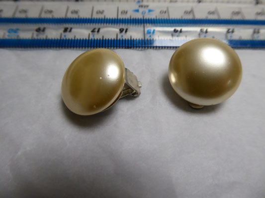 Old pearl clipback button earrings, 2 cm dia. €20