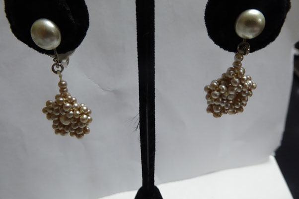 Lovely old pearl screwback earrings, European, 30's. Very intricate beading, 2 pairs. Length: 4 cm. Each pair €85