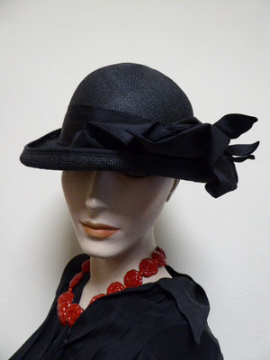 Forties black straw number with fine black grosgrain ribbon. Small size. €86