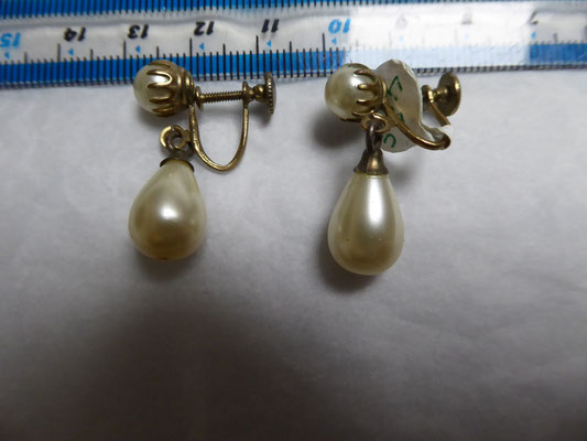 Old screwbacks with pearl drop. 2.5 long. 50's. €29