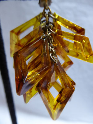 Fifties plastic clip earrings. 14 rhombs in a honey tone, very lightweight, lovely translucent colour. Goldtone metal €39