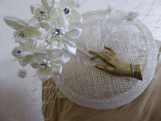 Sinamay base, white netting and flowers, vintage hand brooch in goldtone.....€69