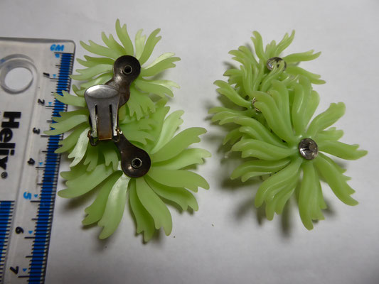 Delicious green fifties soft plastic green clip earrings. Iconic. Rhinestone centres. 7cm long. €69