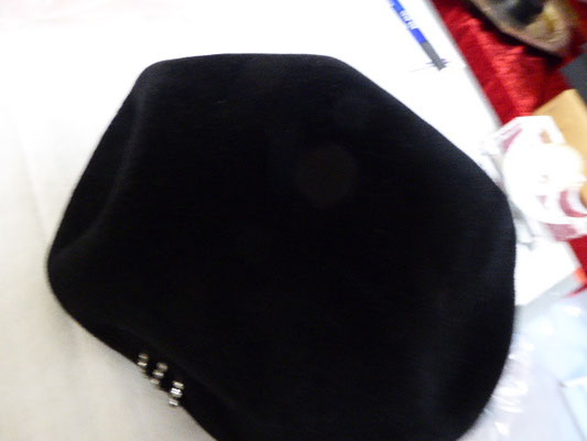 Forties black velvet pillbox shape and one fine feather with one large rhinestone. Small size. €70