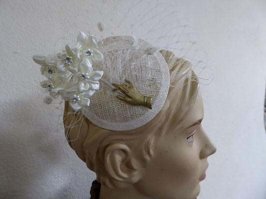 Sinamay base, white netting and flowers, vintage hand brooch in goldtone.....€69