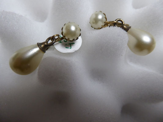 Old screwbacks with pearl drop. 2.5 long. 50's. €29