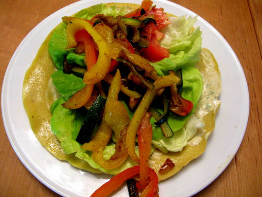 glutenfreier -paleowrap mit haufenweise Grillgemüse